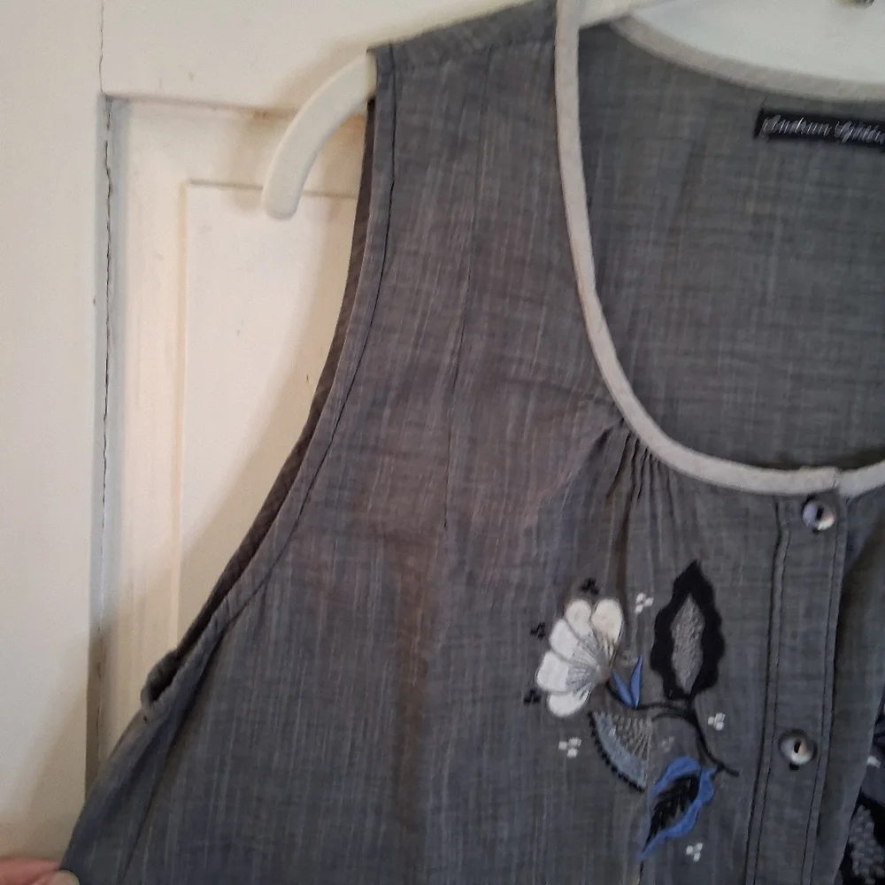 Gudrun Sjoden Gray Sleeveless Organic Cotton Top with Floral Embroidery - Picture 4 of 11